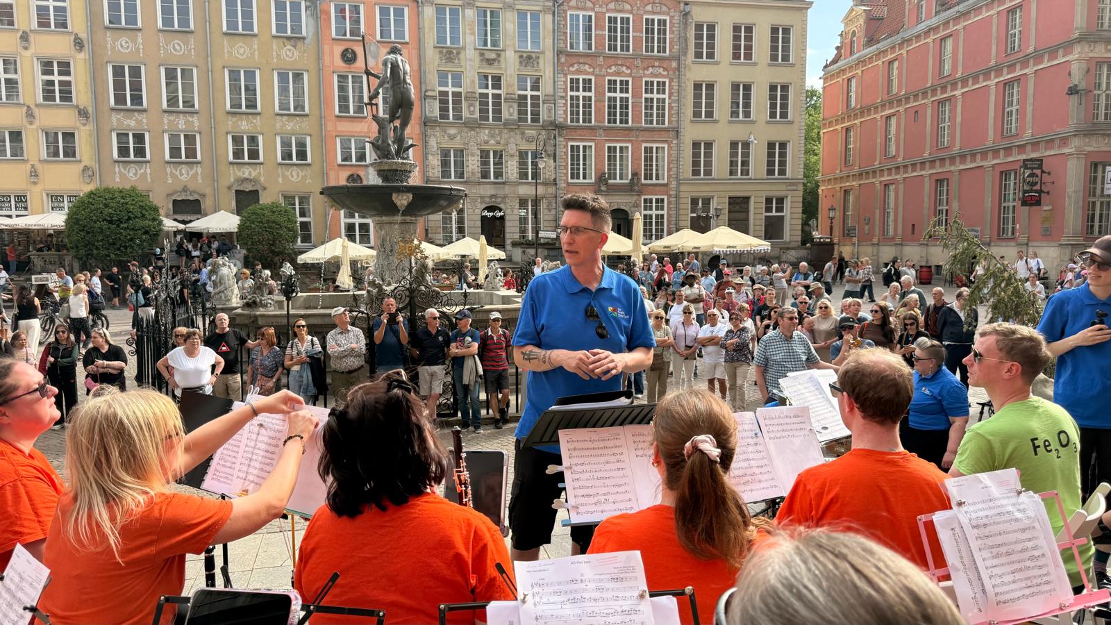 Chris Weber leading a performance in Gdansk