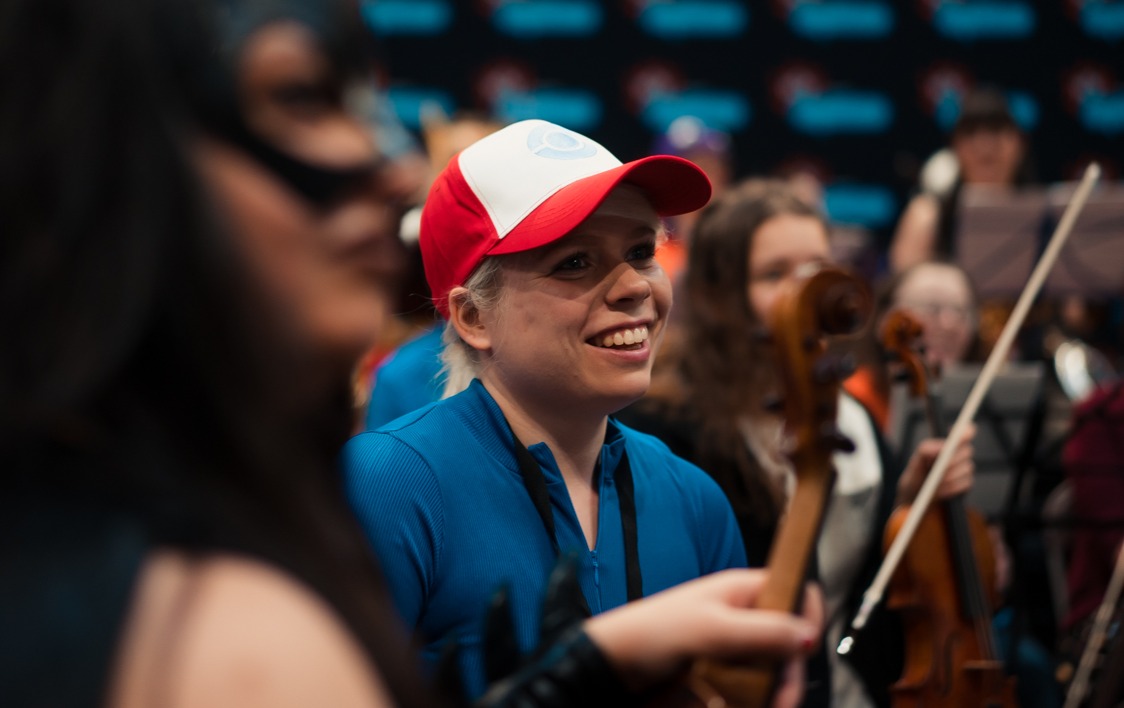 Hannah plays Violin at MCM Comic Con Birmingham