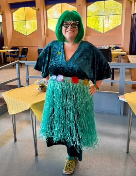 Shrewsbury singer wearing green clothing